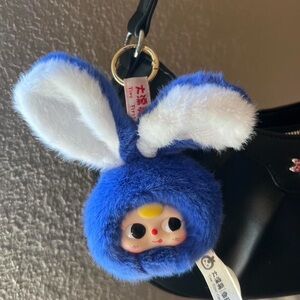 Blue baby three bunny wardrobe head keychain💙